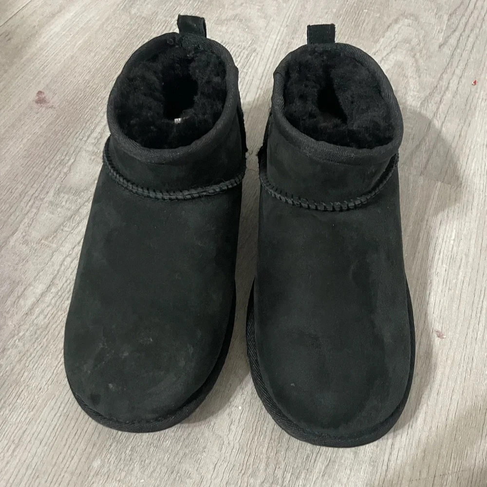 black mini uggs - Picture 1 of 3